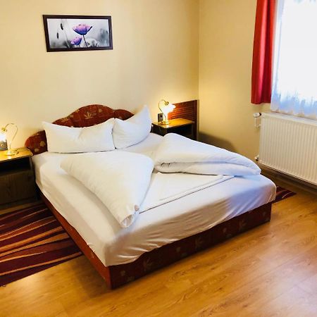 Szuts Panzio Bed & Breakfast Fertőrákos Exterior foto