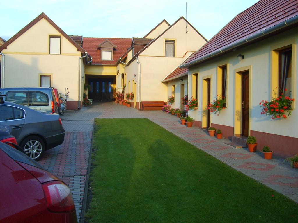 Szuts Panzio Bed & Breakfast Fertőrákos Exterior foto