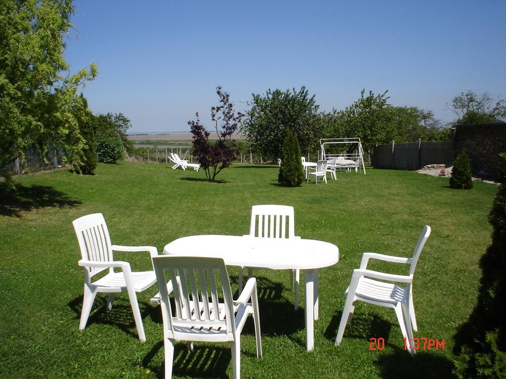Szuts Panzio Bed & Breakfast Fertőrákos Exterior foto