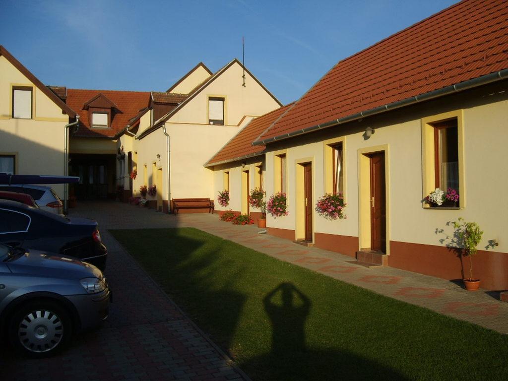 Szuts Panzio Bed & Breakfast Fertőrákos Exterior foto
