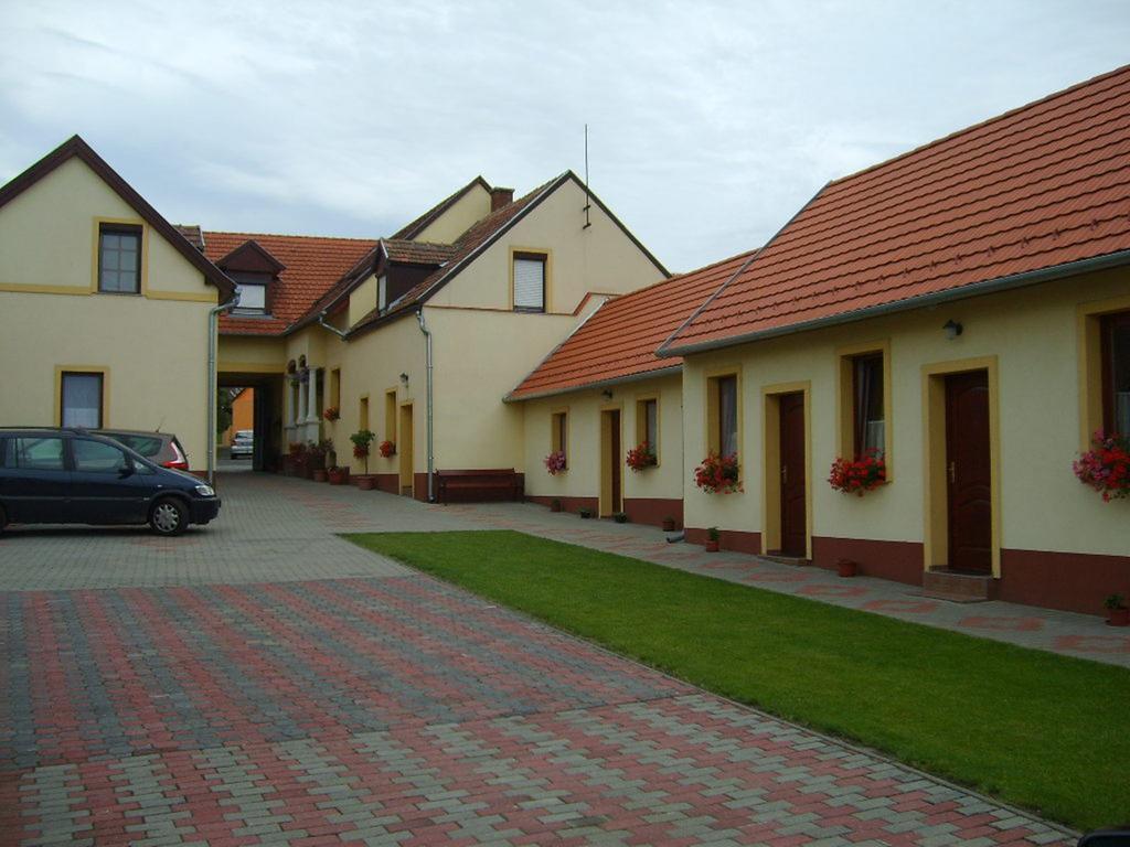 Szuts Panzio Bed & Breakfast Fertőrákos Exterior foto